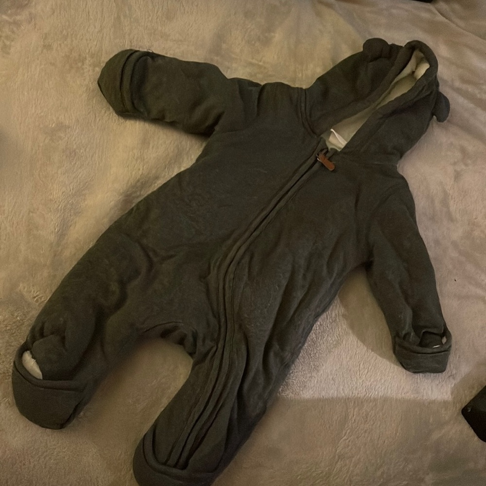 H&M fuzzy baby Jumpsuit size 0-3 months only worn once bought it for 25$